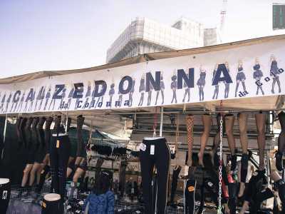 Passiamo cos� davanti a "Calzedonna", bancarella il cui nome fa evidentemente il verso alla nota azienda di intimo Calzedonia...