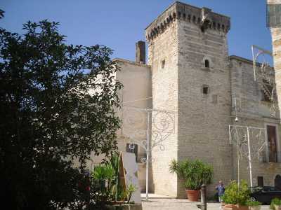 Siamo in piazza Gualtieri, nel rione Canneto di Adelfia. Di fronte a noi si erge la torre di guardia del castello del marchese Nicolai, eretto tra il 1147 e il 1153. La torre � alta 19 metri e permetteva di controllare il territorio circostante, per farsi trovare pronti in caso di attacchi nemici