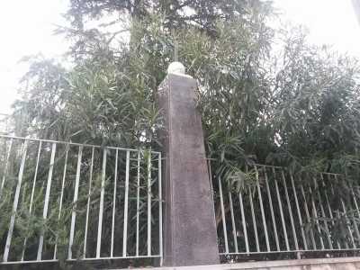 La stele in corso Vittorio Veneto, confine ufficiale che separa i due quartieri