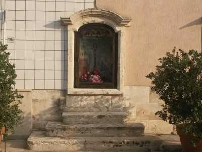 La nicchia che contiene l'immagine di San Vittoriano, patrono di Canneto