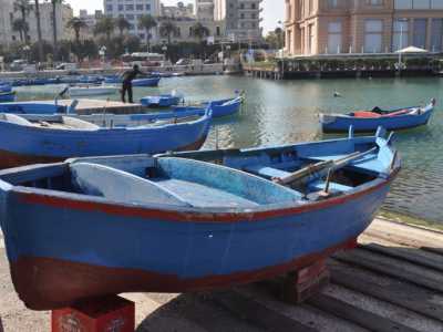 Un gozzo risalente agli anni 70 sul molo San Nicola: il colore predominante il blu, tipico delle imbarcazioni baresi 