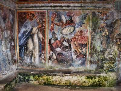 L'interno � uno spettacolo: quasi tutte le pareti sono adornate da affreschi la cui bellezza � scalfita solo dalla mancanza di un meritato restauro