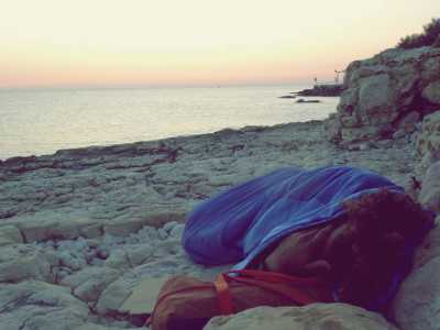 Dopo pochi chilometri lontani da casa, Giovanni � costretto a dormire tra gli scogli della spiagga di Molfetta