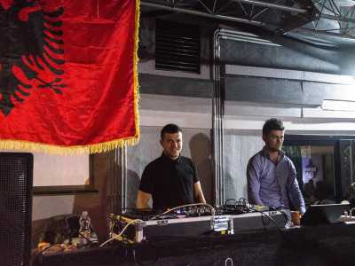 Le parole lasciano spazio alla musica dei dj