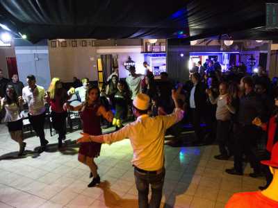 La danza si esegue in cerchio "imprigionando" ogni tanto al centro uno o pi� ballerini