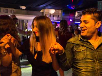Si passa poi al "Napoloni", semplice ballo in voga nei matrimoni e alle canzoni "Tallava", un genere diffuso nei Balcani che mescola sonorit� pop con gli strumenti tipici di ciascuna area dell'est europeo