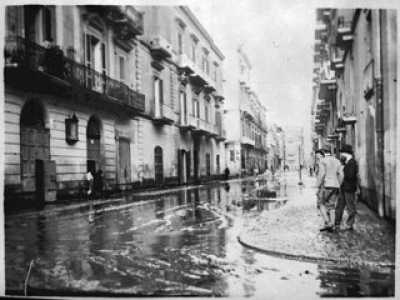 Dopo l'alluvione le strade sono invase dal fango
(Archivio di Stato di Bari, Archivio fotografico Michele Ficarelli, parte l, Bari Antica, doc. 000065)
(Blog ambienteambienti.com di Antonello Fiore)