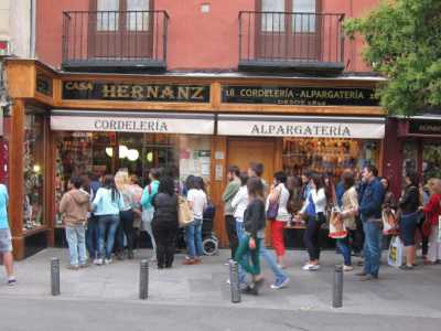 La lunga fila per entrare in uno storico negozio di espadrillas, le tipiche scarpe in stoffa e corda del luogo, note in Spagna come alpargatas