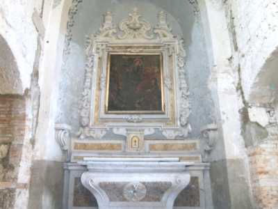 L'altare maggiore della chiesa 