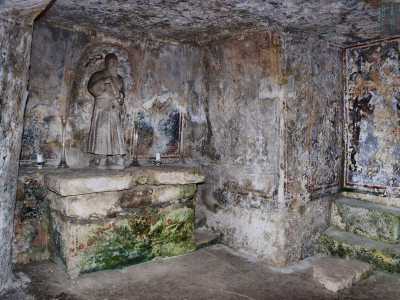 Sulla parete sinistra � posizionato un altro altare in pietra, installato dalla famiglia de Mari e sovrastato da una statua di San Francesco Da Paola: il santo � scolpito con un paio di zoccoli e un remo in mano
