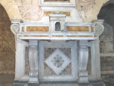 Secondo altare della chiesa di San Martino, collocato nella navata centrale