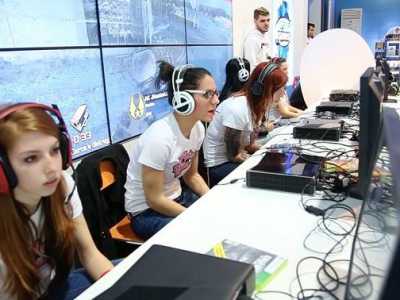 Le Mad kitties impegnate nelle finali del 2014 di Call of duty Ghosts per il secondo campionato italiano Personal gamer