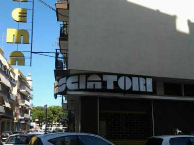 Il cinema Ambasciatori, chiuso
