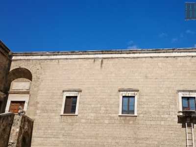 Al di sotto dell�iscrizione c�� poi la fila di finestre di quelli che erano gli appartamenti di Bona, oggi in restauro in attesa di riaprire al pubblico