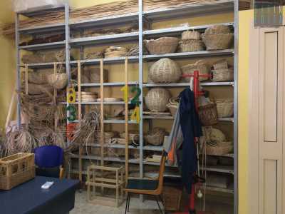 Nel "Messeni" di Rutigliano un laboratorio creativo composto da persone non vedenti sforna ogni giorno cestini, cornici, collane, statuette, tappeti e una sorprendente variet� di graziosi soprammobili