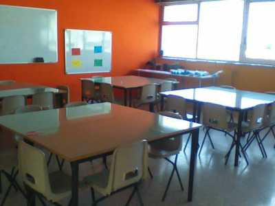 La disposizione dei banchi in classe, pensata per dividere gli alunni in gruppi di lavoro