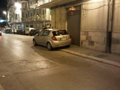 Molfetta, auto grigia sul marciapiede