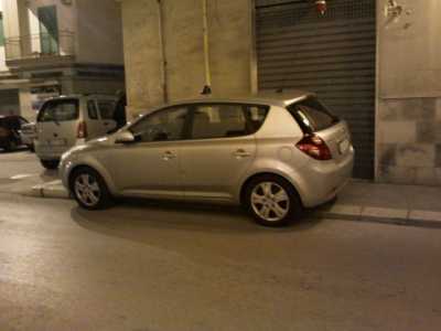 Molfetta, auto grigia sul marciapiede