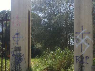 Varco aperto sul lato destro del cancello principale. Qui potete notare sulla destra una croce celtica e sulla sinistra una croce uncinata, simbolo esoterico.