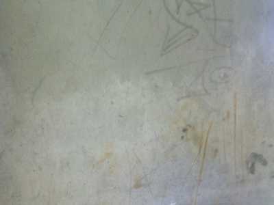 Tracce insolite, probabilmente del sangue, presenti sulle pareti del deposito abbandonato presente nel boschetto.