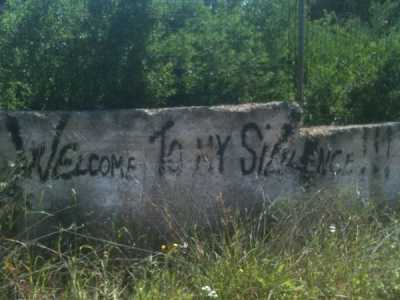 "Welcome to my silence", nonch� "Benvenuti nel mio silenzio"..una frase che si commenta da sola.