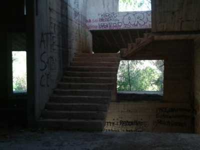 Scale presenti nella villa, con scritte insolite e inquietanti sulle pareti.