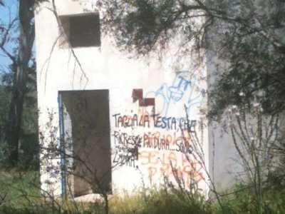 Torretta di controllo che presenta al piano superiore degli obl� per permettere, a chi � presente al suo interno, di monitorare lo spazio sottostante senza esser visto..