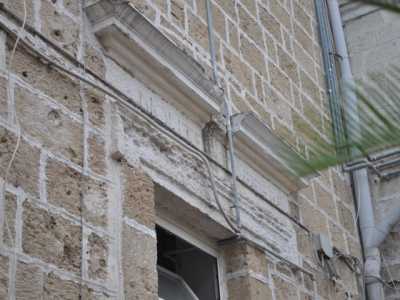 Una delle due finestre � invece sormontata dalla scritta: �Nolite confidere�, vale a dire �Non vogliate confidare�