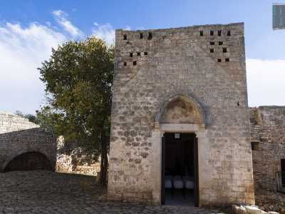 A sinistra dell�ingresso si staglia un�altra chiesa, dedicata a Santa Maria di Costantinopoli e di epoca pi� recente rispetto alla precedente: risale infatti al XIV secolo. In realt� � formata da due distinti ambienti che costituivano altrettante chiese, l�una addossata all�altra