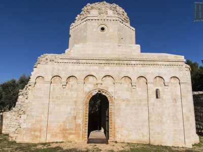 Il primo edificio che ammiriamo � la chiesa di San Felice, risalente all�XI secolo: si tratta di uno degli esempi pi� antichi di romanico con struttura a cupola in Puglia. E� una struttura in tufo che il sole accende di sfumature dorate