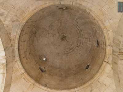La sobriet� delle sue geometrie (si tratta di una struttura ottagonale su cui poggia una cupola) � esaltata proprio da quest�ultima