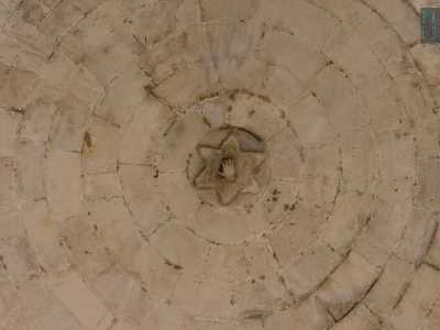 La cupola � a botte, chiusa al centro da una stella a sei punte che a sua volta presenta all�interno il disegno di una mano