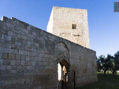 Il casale fortificato, di cui restano due torri a pianta rettangolare collegate tra loro da un corpo a due livelli