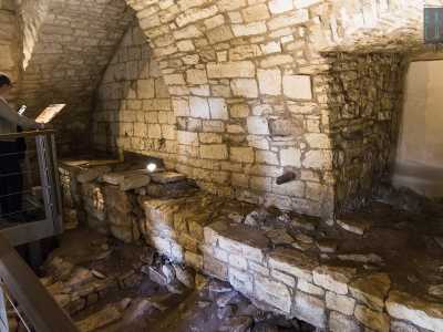 Una scala interna ci porta al primo piano 