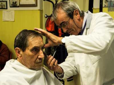Mentre fa la barba a un cliente Felice Capogna ci racconta di quando il barbiere aveva anche il compito di cavare i denti