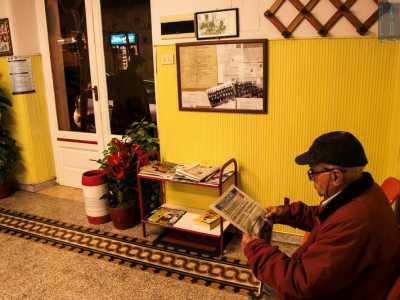 Anche qui indiscutibilmente i clienti sono tutti anziani affezionati che si ritrovano per leggere un giornale e raccontarsi cattive e liete notizie 