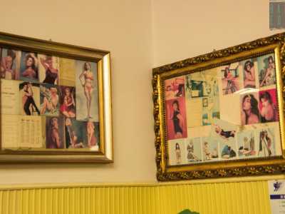 Nella frazione di Santo Spirito, su via Napoli c�� un altro barbiere old-style, che le sue vecchie figurine di ammiccanti donnette discinte le ha incorniciate