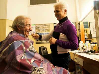 Pinuccio alle prese con un taglio di capelli