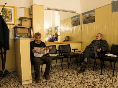 Il 77enne Andrea Lavermicocca ci racconta che va dal barbiere tutte le sere per leggere il giornale, ritrovare gli amici e aggiornarsi sugli ultimi pettegolezzi