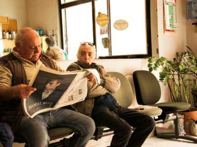 I 60enni clienti Nicola e Michele ci raccontano che andare dal barbiere per loro significa ritrovarsi tra amici, leggere il giornale e spettegolare