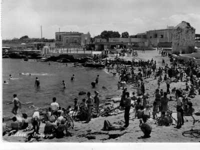 E d�estate poi tutti al mare. Qui un�immagine della spiaggia del Titolo tra Palese e Santo Spirito