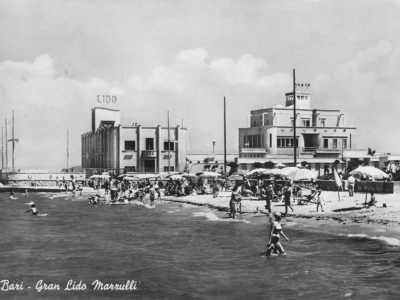 Mentre il grande stabilimento balneare �Lido Marzulli� ospitava feste, cantanti e gare di ballo