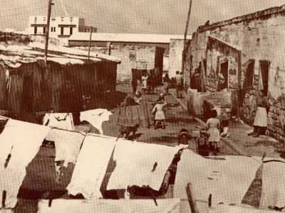 La Bari del Dopoguerra � una citt� dove la povert� la fa da padrone. Basti vedere le immagini delle baracche del �cortile speranza� che ospitava molte famiglie in via Capruzzi e che avrebbe poi dato vita al cosiddetto �Far West�