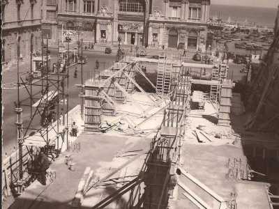 La costruzione del Palazzo della Motta tra corso Vittorio Emanuele e corso Cavour