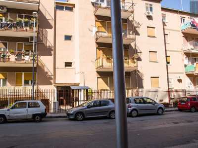 Questa condizione porta a delle situazioni paradossali. Ad esempio via Piemonte, arteria principale del rione, da un lato � barese e dall�altro � modugnese. E questo lo si capisce a vista d�occhio, perch� i lampioni del versante modugnese sono tutti ridipinti, mentre quelli della parte barese necessitano di una seria manutenzione