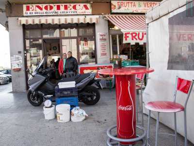 L'esterno dell'enoteca del rione Cecilia