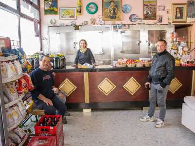 �Quest�enoteca c�� sempre stata ed � l�unico punto di riferimento e luogo di ritrovo della zona�, ci spiega la 56enne Giacoma, proprietaria di un locale dove si servono alcolici
