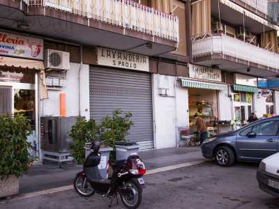 Su via Lombardia si susseguono la maggior parte dei negozietti alimentari tra cui spicca l�insegna �lavanderia San Paolo�, che dichiara apertamente il senso di appartenenza dei �ceciliani� a Bari