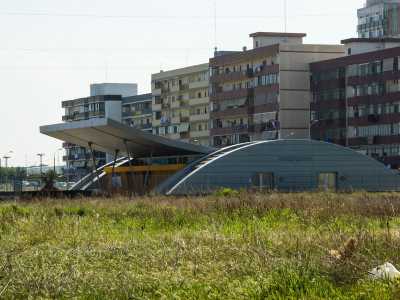 Qui doveva arrivare la metropolitana a �salvare� i residenti, ma la stazione �Cecilia� � stata inaugurata ma mai attivata e ora spunta tra l�erba incolta come una cattedrale nel deserto, simbolo di una �colonia dimenticata�