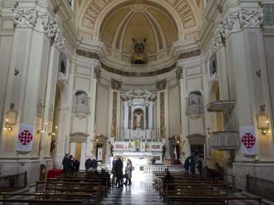 L'interno della Chiesa del Ges�: un'unica ampia e luminosa sala di 30 metri per 18